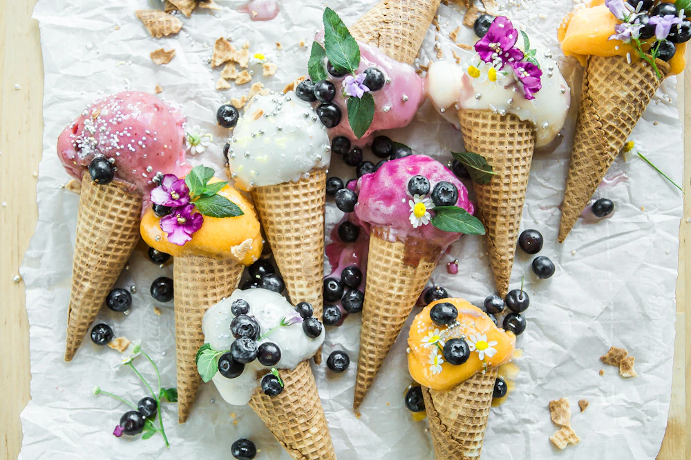 Cornets de glace aux fruits rouges, présentés avec des myrtilles